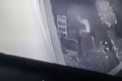 Парень показал запись с камеры наблюдения у дома и напугал пользователей сети: Coцсети: Интернет и СМИ: Lenta.ru0