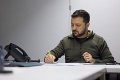Зеленский решился на отчаянный шаг из-за угрозы бунта: Украина: Бывший СССР: Lenta.ru0
