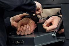 Бывшего сотрудника банка экстрадировали в Россию за мошенничество с вкладами: Следствие и суд: Силовые структуры: Lenta.ru0