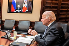 Кремль ответил на вопрос об организации телефонного разговора Путина с Байденом: Политика: Россия: Lenta.ru