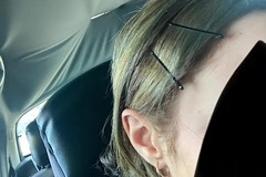 Девушка решила сделать светлые пряди в салоне и осталась с зелеными волосами: Внешний вид: Ценности: Lenta.ru0
