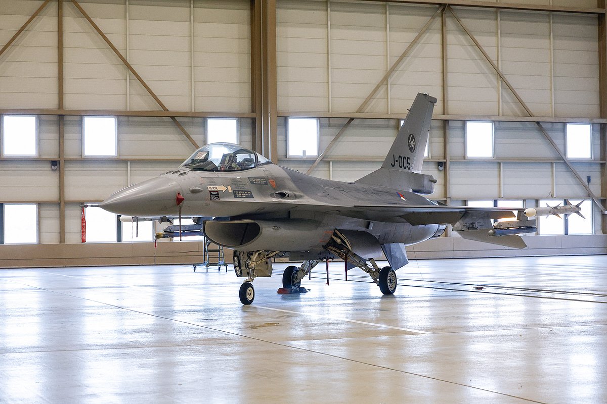 Вылеты F-16 ВСУ с баз НАТО сочли поводом для открытого столкновения с Россией. Когда Киев начнет применять истребители?: Политика: Мир: Lenta.ru1