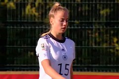 Немецкая футболистка забыла надеть шорты перед выходом на поле: Футбол: Спорт: Lenta.ru0