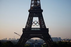 Олимпийские кольца установили на Эйфелевой башне: Олимпиада: Спорт: Lenta.ru0