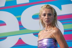 Одетая Ивлеева вышла к посетителям голой вечеринки: Интернет: Интернет и СМИ: Lenta.ru0