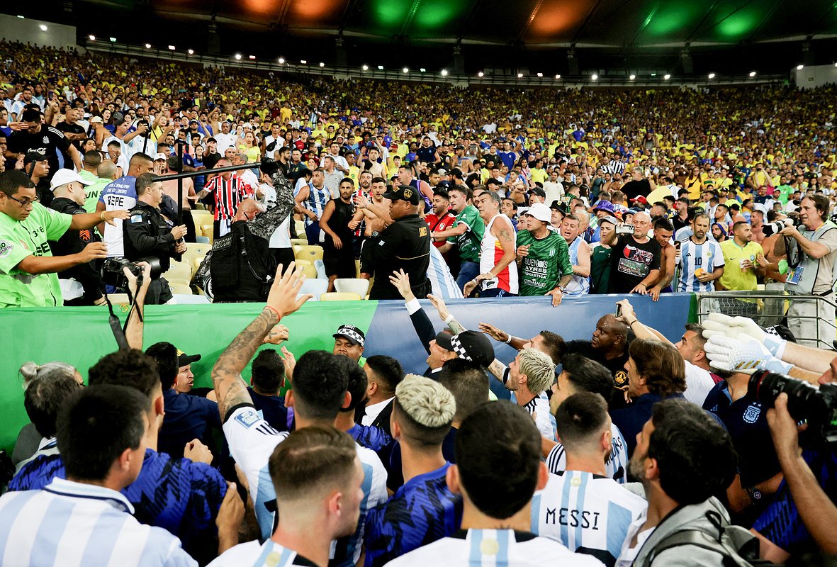 Массовая драка произошла перед матчем Аргентины и Бразилии. Полиция избивала фанатов, а Месси увел команду с поля: Футбол: Спорт: Lenta.ru1