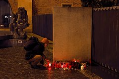 В Чехии объявили день траура по жертвам стрельбы в Праге: Общество: Мир: Lenta.ru0