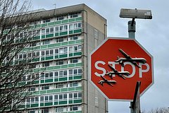 В Лондоне задержали подозреваемого в краже дорожного знака с граффити Бэнкси: Город: Среда обитания: Lenta.ru0