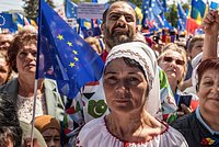 Выступление идеолога Brexit сорвали активисты: за спиной Фараджа опустили плакат с Путиным: Политика: Мир: Lenta.ru4