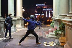Протестующие в Сербии разгромили историческое здание и напали на полицию. Мэр Белграда назвал беспорядки майданизацией: Политика: Мир: Lenta.ru0