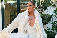 53-летняя Дженнифер Лопес снялась в платье с глубоким декольте: Стиль: Ценности: Lenta.ru0