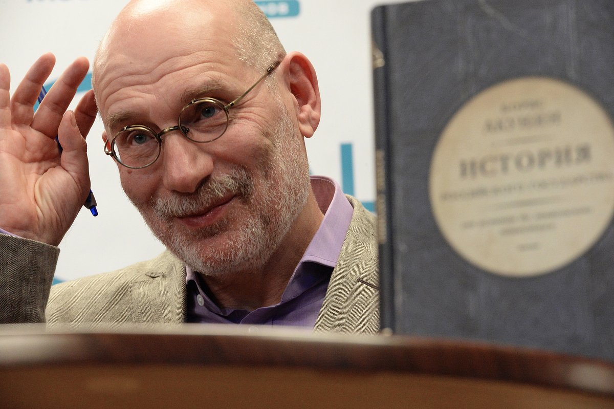 Писателя Бориса Акунина внесли в перечень террористов: что известно: Книги: Культура: Lenta.ru2