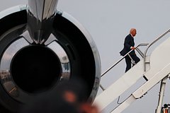 Около самолета Байдена заметили НЛО: Политика: Мир: Lenta.ru0