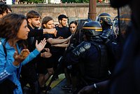 Погромы и поджоги: в Дублине начались протесты после того, как неизвестный с ножом напал на детей у школы: Происшествия: Мир: Lenta.ru4