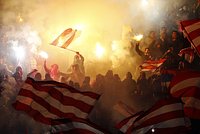 Болельщики сборных Англии и Сербии устроили драку перед матчем Евро-2024: Футбол: Спорт: Lenta.ru1
