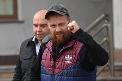 Адвокат раскрыл подробности обыска в квартире экс-организатора «Русских маршей»: Общество: Россия: Lenta.ru0