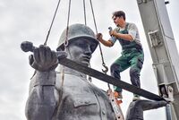 «Не на той стороне истории» В Софии начался демонтаж памятника Советской армии: Общество: Мир: Lenta.ru5