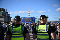 Мужчина напал на болельщиков с ножом в фан-зоне Евро-2024: Футбол: Спорт: Lenta.ru0