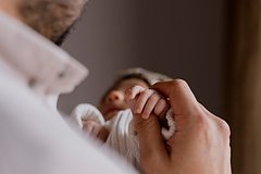 Беременная женщина начала рожать на званом обеде и не подала вида гостям: Люди: Из жизни: Lenta.ru0