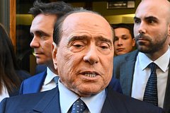 Берлускони рассказал об обмене подарочными напитками с Путиным: Политика: Мир: Lenta.ru0