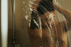 Блогерша назвала вызывающие неприятный запах после душа части тела: Явления: Ценности: Lenta.ru0