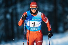 Большунов вышел на церемонию награждения на этапе Кубка России в мешке: Зимние виды: Спорт: Lenta.ru0