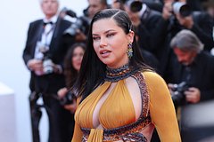 Бывшая модель Victoria's Secret вернулась на подиум после родов и была обругана: Внешний вид: Ценности: Lenta.ru0