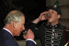 Бывший дворецкий Карла III научил выпивать по-королевски: Персоны: Из жизни: Lenta.ru0