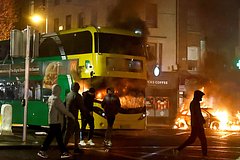 Погромы и поджоги: в Дублине начались протесты после того, как неизвестный с ножом напал на детей у школы: Происшествия: Мир: Lenta.ru0