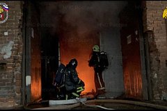 Число погибших при пожаре на цветочном складе в центре Москвы опять выросло: Происшествия: Россия: Lenta.ru0