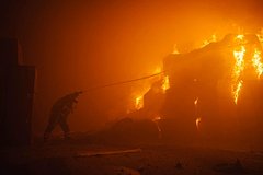 Пожар на московском заводе спецавтомобилей ликвидирован: Происшествия: Россия: Lenta.ru0