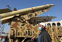 Президент Ирана Эбрахим Раиси погиб в авиакатастрофе. Спасатели добрались до упавшего вертолета, выживших не нашли: Политика: Мир: Lenta.ru4