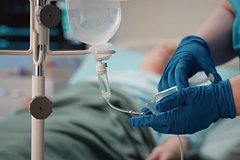 Девушка игнорировала опасные симптомы полгода и уехала на скорой с праздника: Питание и сон: Забота о себе: Lenta.ru0