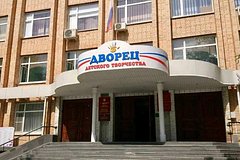 Директора российского центра творчества уволили из-за детских подарков: Политика: Россия: Lenta.ru0