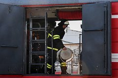 Для тушения пожара в центре Москвы привлекут пожарный поезд и авиацию: Происшествия: Россия: Lenta.ru0