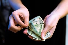 Домохозяйка заработала крупную сумму и получила неожиданное требование от мужа: Интернет: Интернет и СМИ: Lenta.ru0