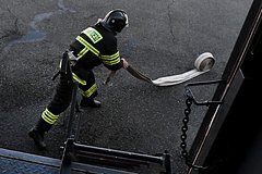 Два человека заблокированы в горящем складском здании в Москве: Происшествия: Россия: Lenta.ru0