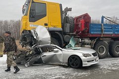 Двое россиян погибли под прессом колес грузовика: Происшествия: Россия: Lenta.ru0