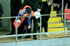 Шайба попала в голову ребенка во время матча ВХЛ: Хоккей: Спорт: Lenta.ru0
