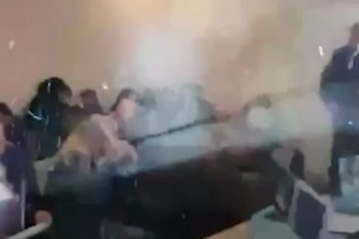 В Закарпатье депутат взорвал гранаты во время заседания сельсовета: видео: Украина: Бывший СССР: Lenta.ru1