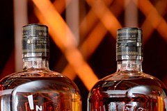 24 бутылки с самым старым виски в мире продали за десятки миллионов рублей: Счастливчики: Из жизни: Lenta.ru0