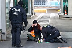 Экоактивисты в Берлине приклеили себя к дороге: Климат и экология: Среда обитания: Lenta.ru0