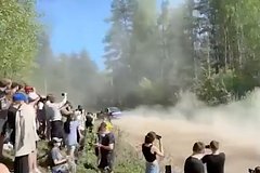 Гоночный автомобиль влетел в толпу зрителей на заезде в Ленинградской области: Авто: Спорт: Lenta.ru0
