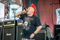 Фронтмен The Exploited потерял сознание во время концерта: Музыка: Культура: Lenta.ru0