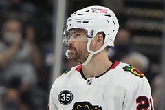 Хоккеист НХЛ упал ухом на конек соперника: Хоккей: Спорт: Lenta.ru0
