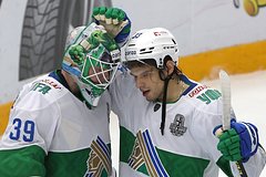 Игрок клуба КХЛ забросил шайбу рукой в свои ворота: Хоккей: Спорт: Lenta.ru0