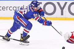 Игрок сборной России забросил шайбу в дебютном матче в НХЛ: Хоккей: Спорт: Lenta.ru0