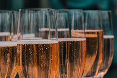 Известный производитель заявил об ажиотажном спросе на элитное шампанское: Рынки: Экономика: Lenta.ru0