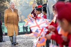 Карла III снова закидали яйцами: Персоны: Из жизни: Lenta.ru0