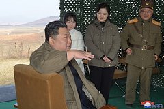Ким Чен Ын с женой и дочерью запустил баллистическую ракету: Политика: Мир: Lenta.ru0